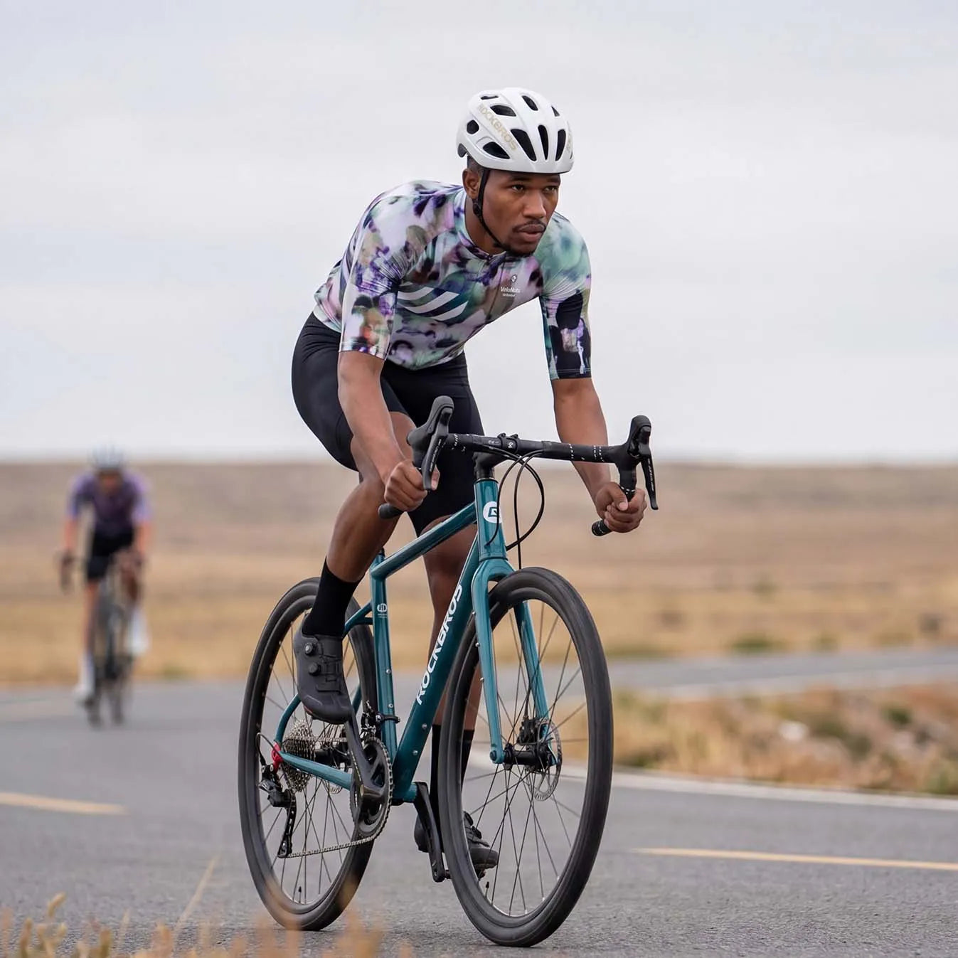 **文件名：** velonuts-cycling-jersey-biolume-garden-mens-womens.jpg  **Alt 标签：** VeloNuts Biolume Garden cycling jersey for men and women designed for lightweight comfort and long-distance cycling performance