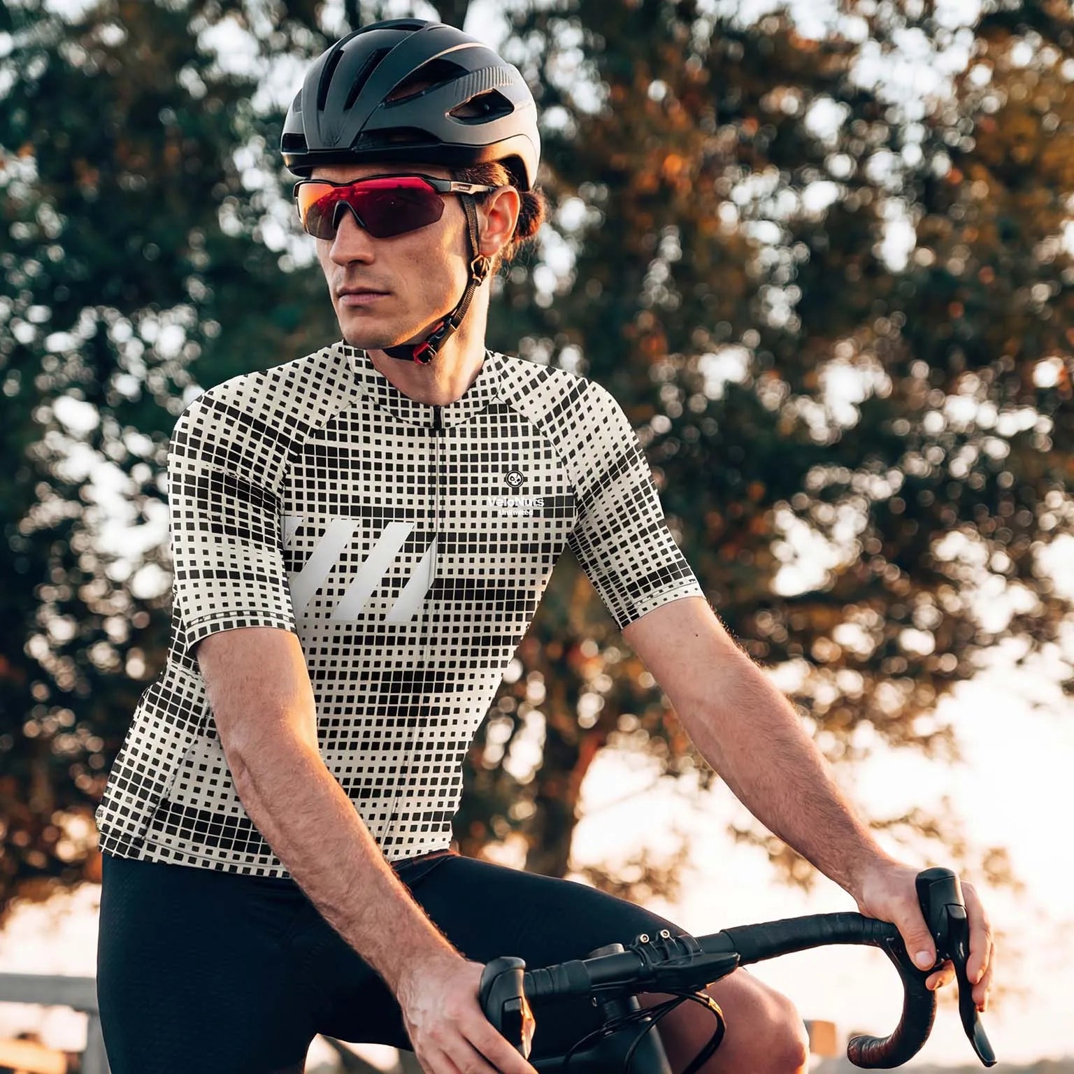 **文件名：** velonuts-pixel-riot-cycling-jersey-collection.jpg  **Alt 标签：** VeloNuts Pixel Riot cycling jersey collection designed for breathable comfort and performance road cycling