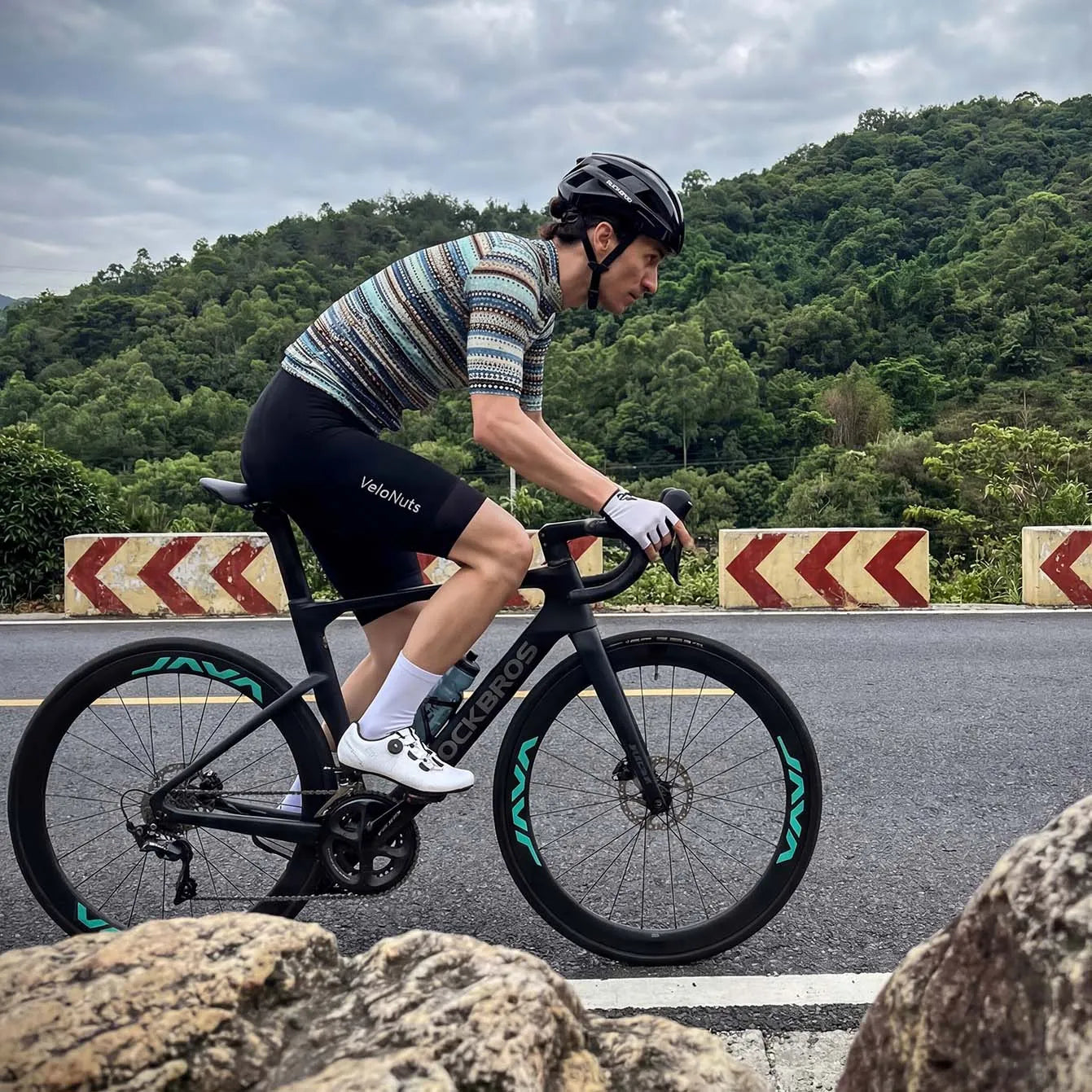 **文件名：** velonuts-cycling-jersey-retro-signal-mens-womens.jpg  **Alt 标签：** VeloNuts Retro Signal cycling jersey for men and women designed for breathable comfort and performance road cycling