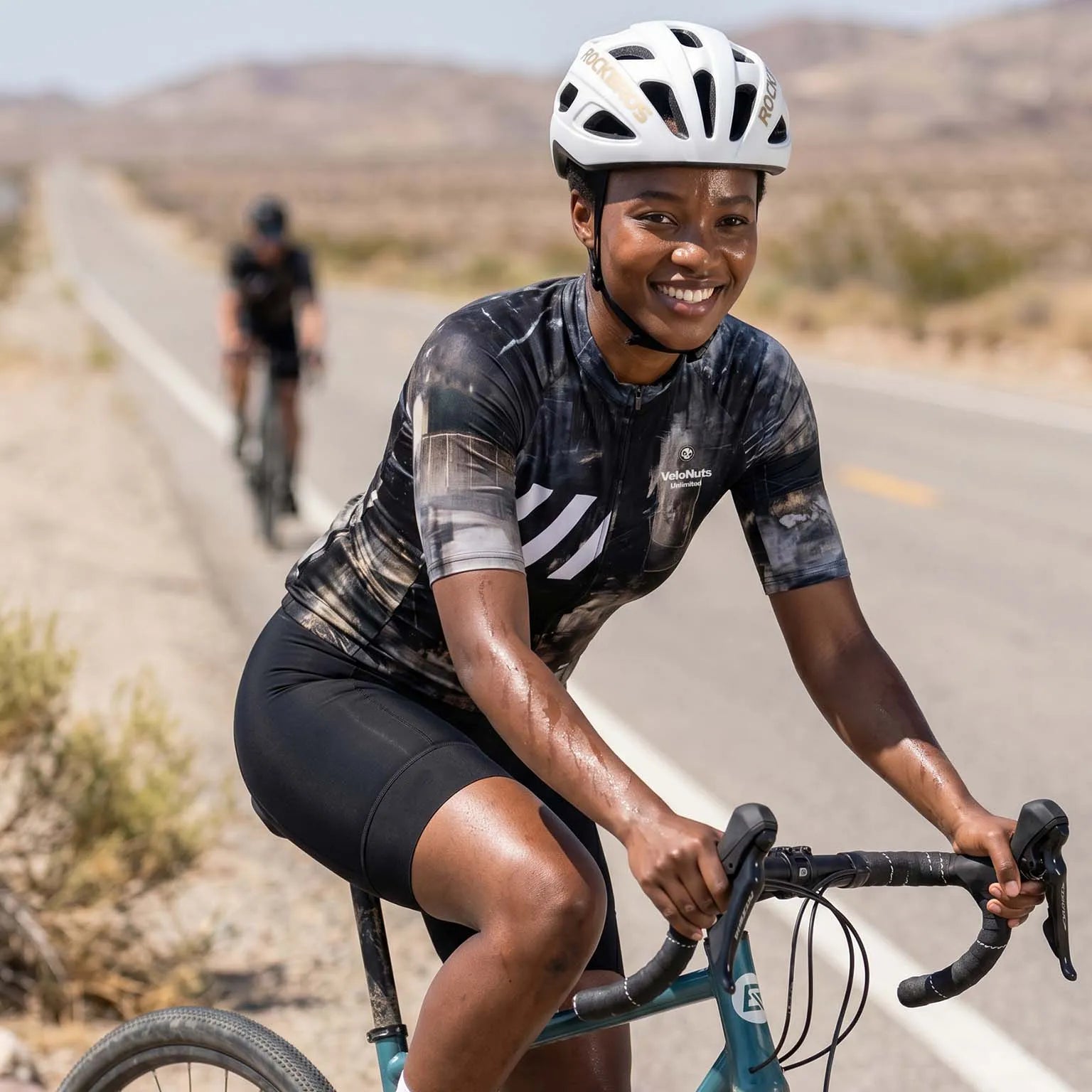**文件名：** velonuts-cycling-jersey-urban-camo-mens-womens.jpg  **Alt 标签：** VeloNuts Urban Camo cycling jersey for men and women designed for breathable comfort and urban road cycling performance