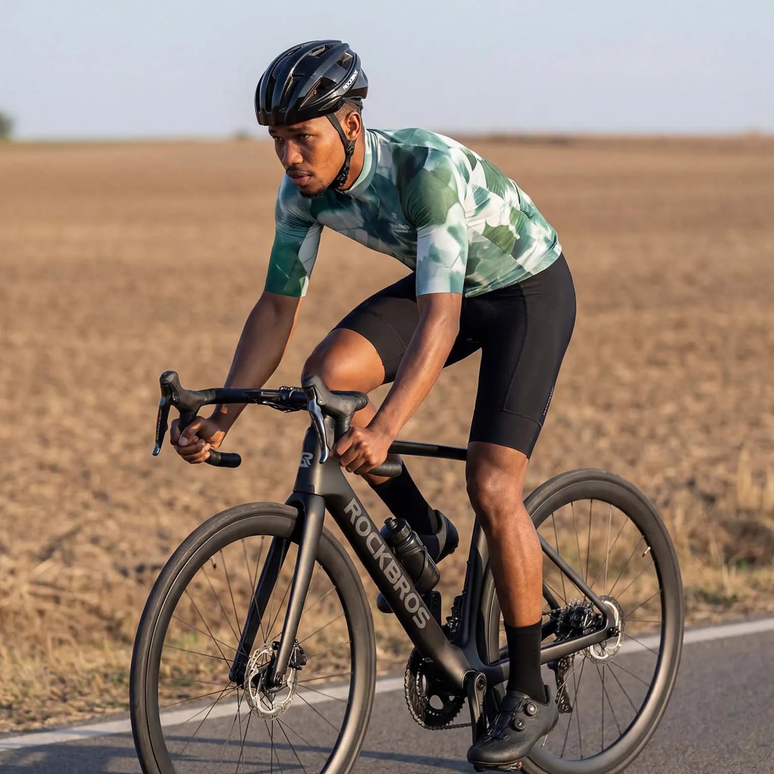 **文件名：** velonuts-cycling-jersey-wild-garden-mens-womens.jpg  **Alt 标签：** VeloNuts Wild Garden cycling jersey for men and women designed for breathable comfort and long-distance road cycling performance