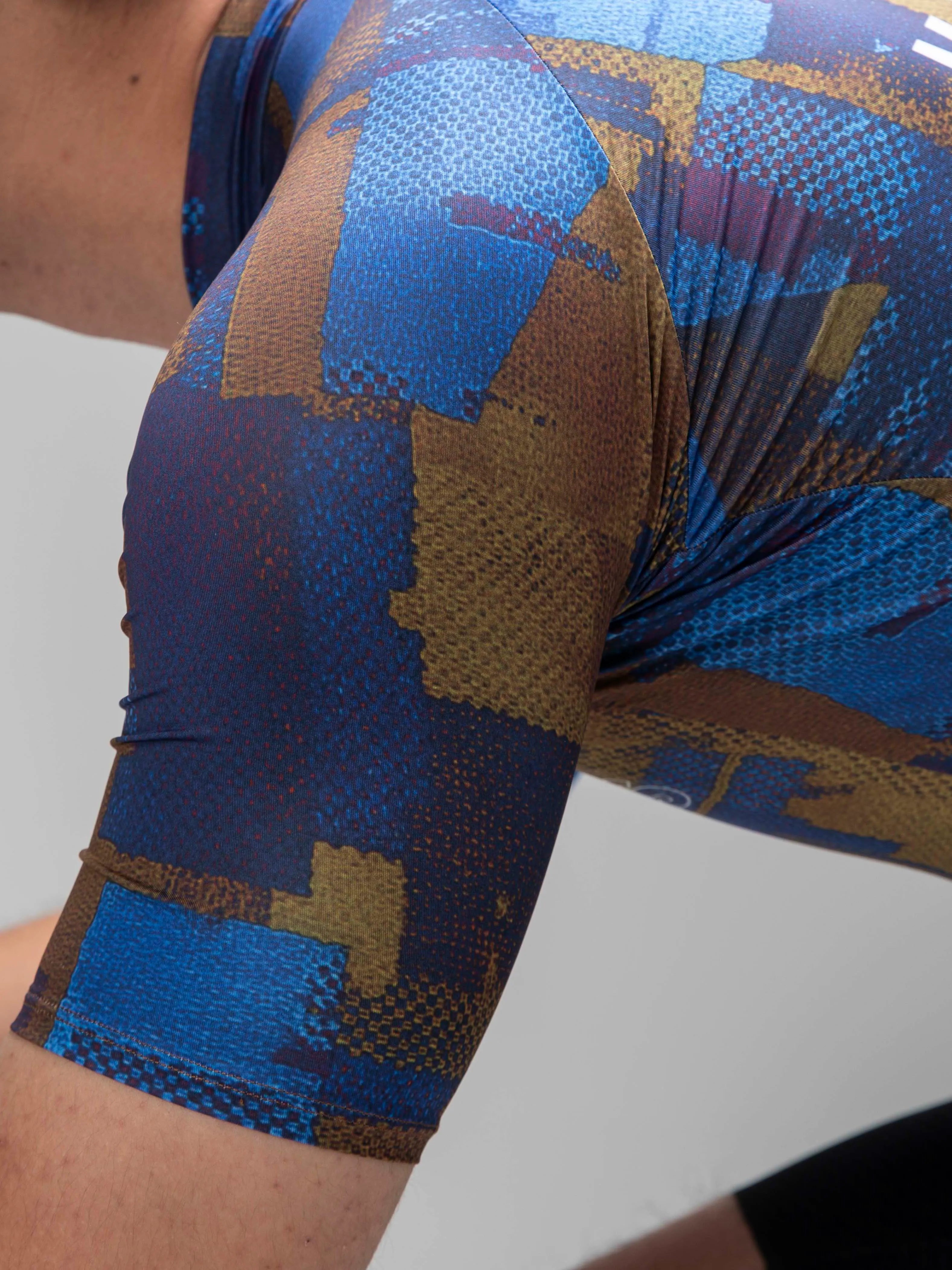 VELONUTS cycling jersey sleeves designed for secure comfort during long rides
